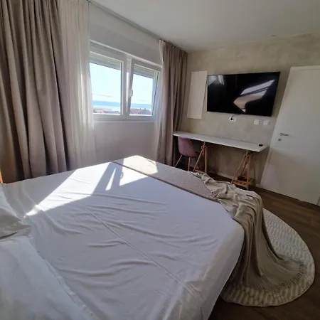 Апартаменты Sea Stone Sea-view With Private Garden & Terrace Каштела